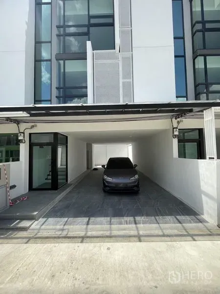 สำนักงานที่บ้าน ให้เช่าในBang Khen, Bangkok - ที่จอดรถหน้าบ้านพร้อมหลังคา หน้าบ้านกระจกเต็มบานและประตูทางเข้า