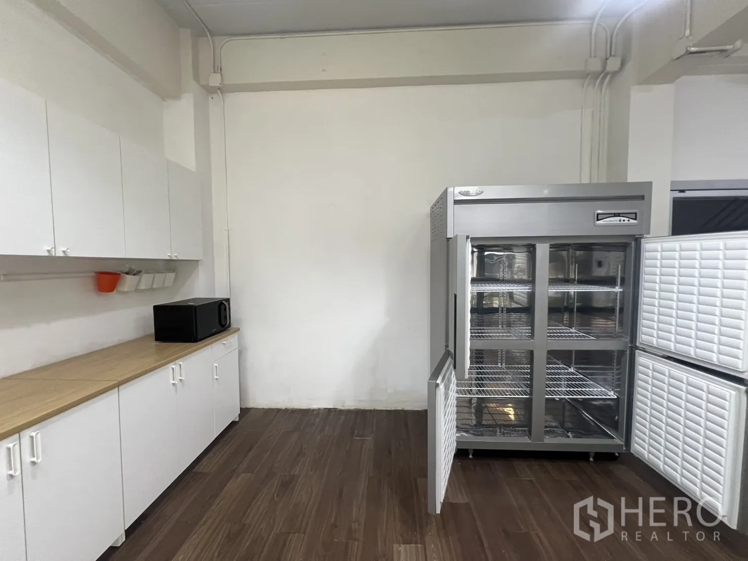 สำนักงานที่บ้าน ให้เช่าในPhra Khanong, Bangkok - แพนทรีพร้อมเคาน์เตอร์ยาว ตู้เก็บของสีขาว และตู้แช่สแตนเลส