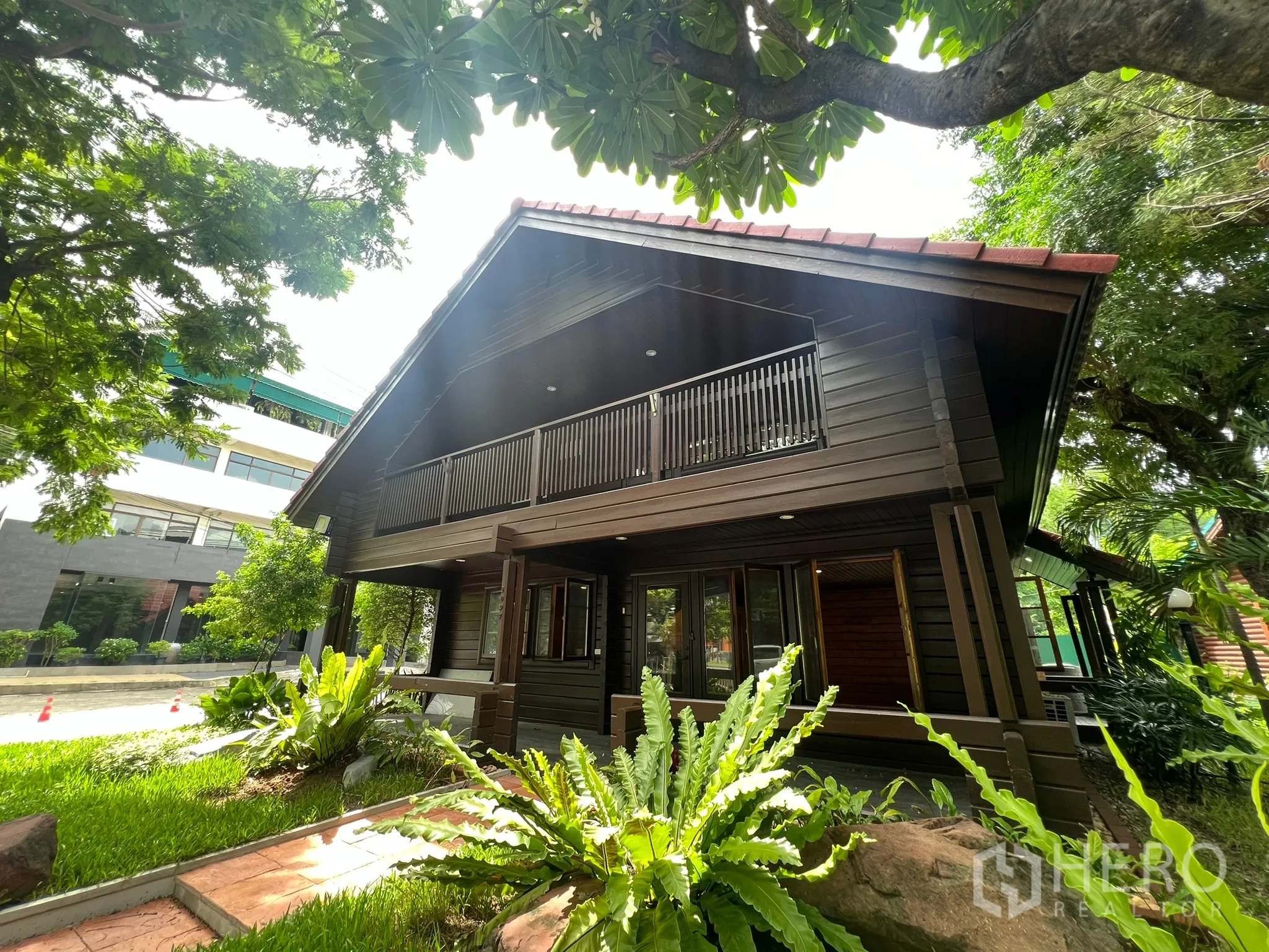 สำนักงานที่บ้าน ให้เช่าในSuan Luang, Bangkok - ด้านข้างอาคารโฮมออฟฟิศไม้ รายล้อมด้วยต้นไม้เขียวขจีติดถนนสงบ