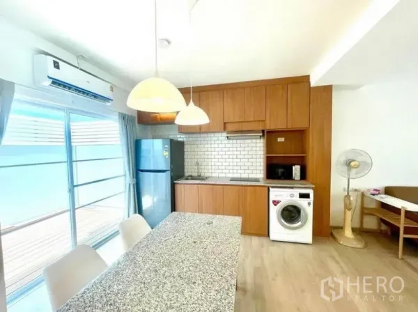 ทาวน์เฮาส์ ให้เช่าในPrawet, Bangkok - ครัวบิวท์อินพร้อมท็อปหิน ไอแลนด์ โคมไฟห้อย ผนังกระเบื้องซับเวย์ ตู้เย็นและเครื่องซักผ้า