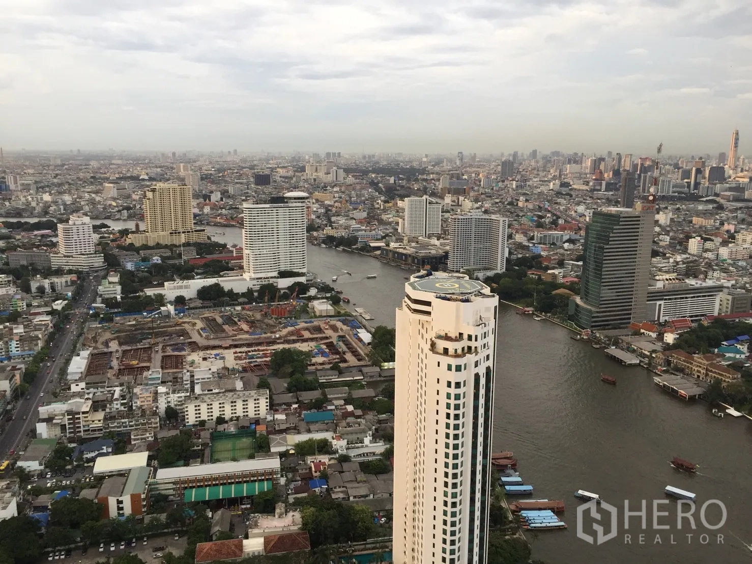 คอนโด ให้เช่าหรือขายในKhlong San, Bangkok - วิวชั้นสูงของแม่น้ำเจ้าพระยาและสกายไลน์กรุงเทพฯ