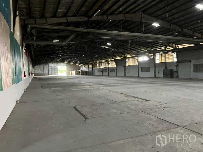 货栈 出租在Bang Pa-in, Phra Nakhon Si Ayutthaya - 室内装卸区，高屋顶、侧窗与整片混凝土地坪