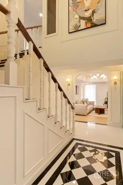 คอนโด ขายในWatthana, Bangkok - บันไดสไตล์คลาสสิกในคอนโดวัฒนา ราวบันไดสีขาว พื้นหินอ่อนขาวดำ