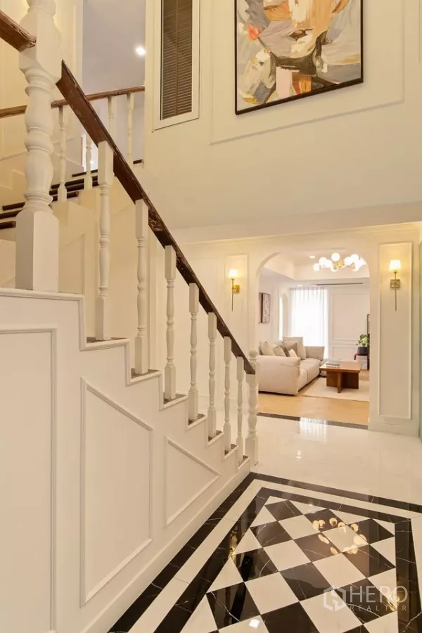 คอนโด ขายในWatthana, Bangkok - บันไดสไตล์คลาสสิกในคอนโดวัฒนา ราวบันไดสีขาว พื้นหินอ่อนขาวดำ