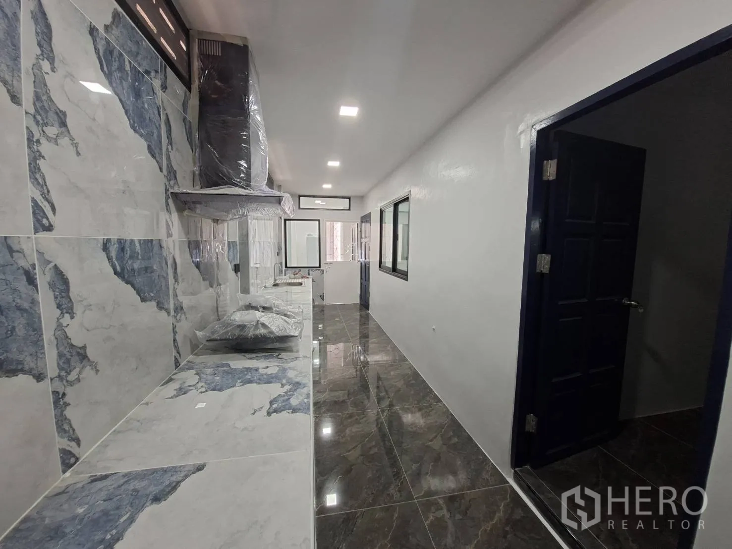 家庭办公室 for rent in Phra Khanong, Bangkok - 厨房另一视角，带抽油烟机与内置操作台。