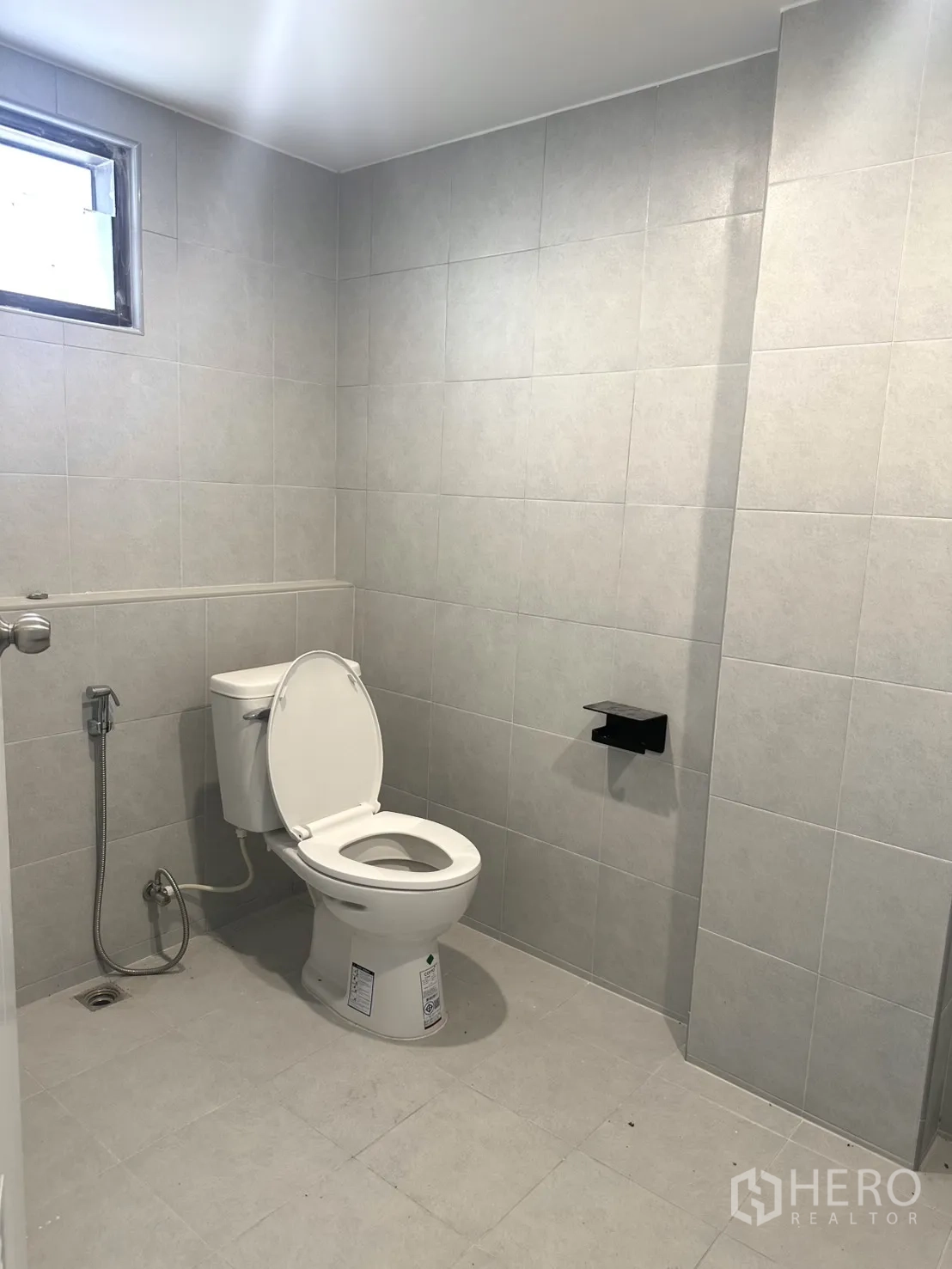 คลังสินค้า ให้เช่าในBang Phli, Samut Prakan - ห้องน้ำปรับปรุงใหม่ โถสุขภัณฑ์พร้อมสายฉีดและผนังกระเบื้อง