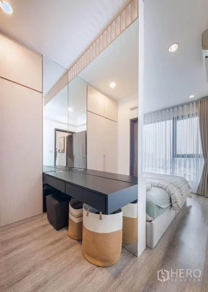 Condominium for rent in Bang Na, Bangkok - Dressing area with full-height mirrors, floating vanity desk, and built-in wardrobes.
