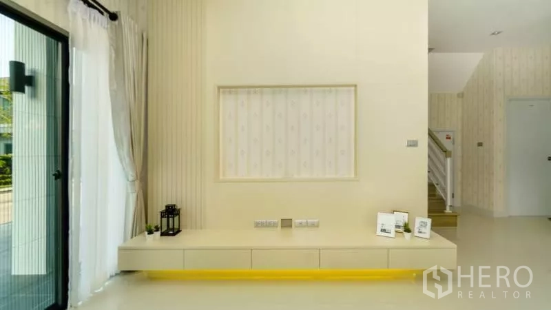 บ้าน ขายในLat Krabang, Bangkok - ผนังรับทีวีแบบมินิมอล ตู้ลอยและช่องตกแต่ง มองเห็นบันไดภายใน