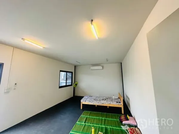 คลังสินค้า ให้เช่าในBang Phli, Samut Prakan - ห้องพักพนักงานภายในอาคาร มีเครื่องปรับอากาศ หน้าต่าง และไฟเพดาน