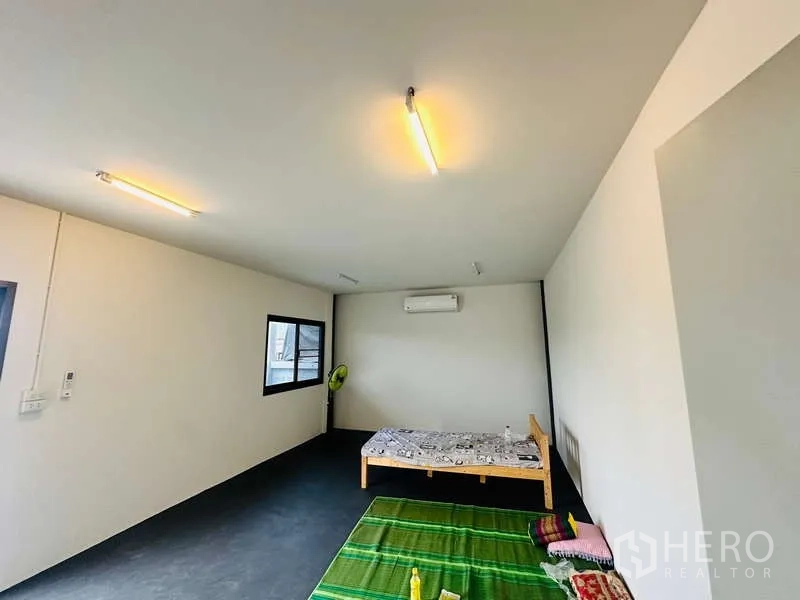 คลังสินค้า ให้เช่าในBang Phli, Samut Prakan - ห้องพักพนักงานภายในอาคาร มีเครื่องปรับอากาศ หน้าต่าง และไฟเพดาน