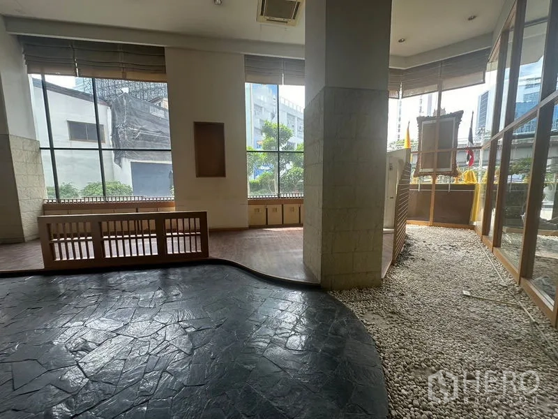 零售空间 出租在Bang Rak, Bangkok - 转角零售区，高窗、石与卵石地面，可见街景