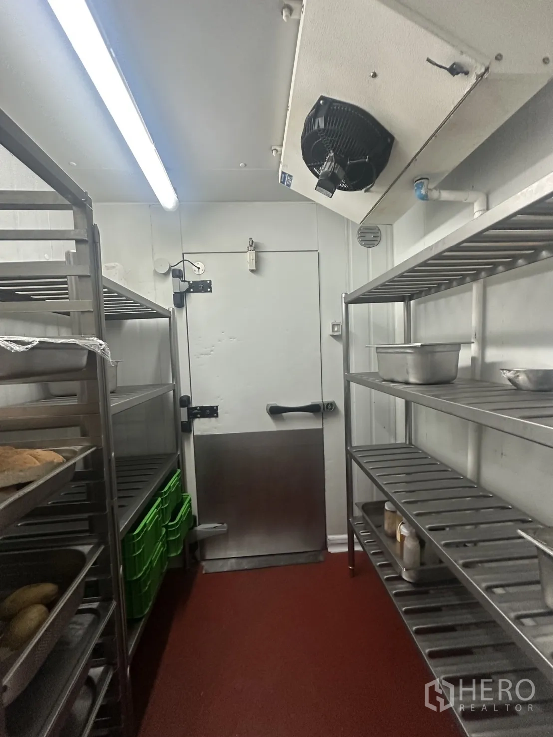 พื้นที่ขายปลีก ให้เช่าในKhlong Toei, Bangkok - ห้องเย็นแบบวอล์กอินพร้อมชั้นวางโลหะและพื้นสีแดง