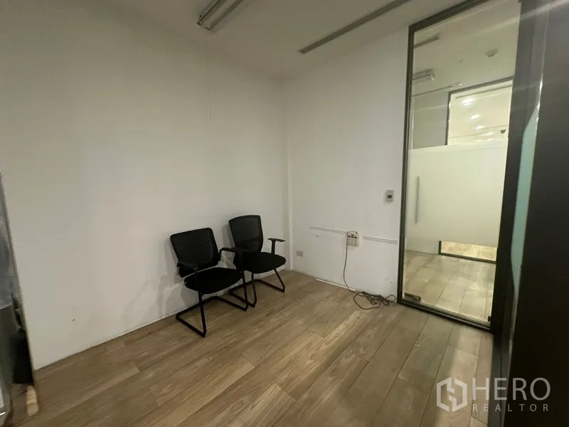 สำนักงานที่บ้าน ให้เช่าในBang Na, Bangkok - ห้องทำงานกะทัดรัด เก้าอี้สองตัว ข้างประตูกระจก