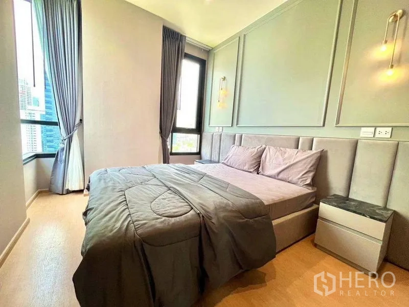 คอนโด ให้เช่าหรือขายในWatthana, Bangkok - ห้องนอนหลักผนังตกแต่งพาเนล แสงไฟนุ่ม และหน้าต่างมุมบานใหญ่
