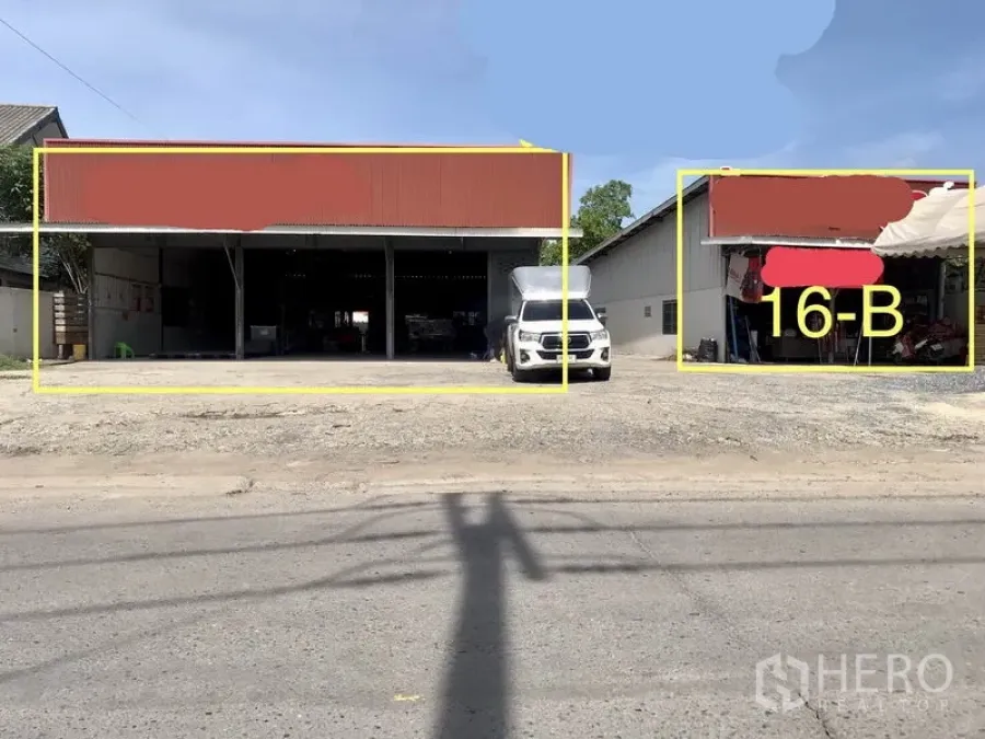 货栈 出租在Lam Luk Ka, Pathum Thani - 临街仓库，红色金属屋顶，敞开式装卸车位，前方停有送货卡车（Lam Luk Ka）