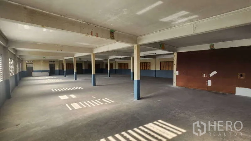 工厂 出租在Chom Thong, Bangkok - 空旷生产层，水泥地面，自然采光。