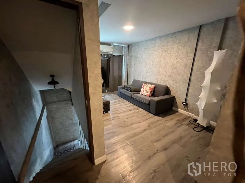 อาคารพาณิชย์ ขายในSuan Luang, Bangkok - โถงพักผ่อนชั้นบนพร้อมโซฟา พื้นลายไม้ และบันได