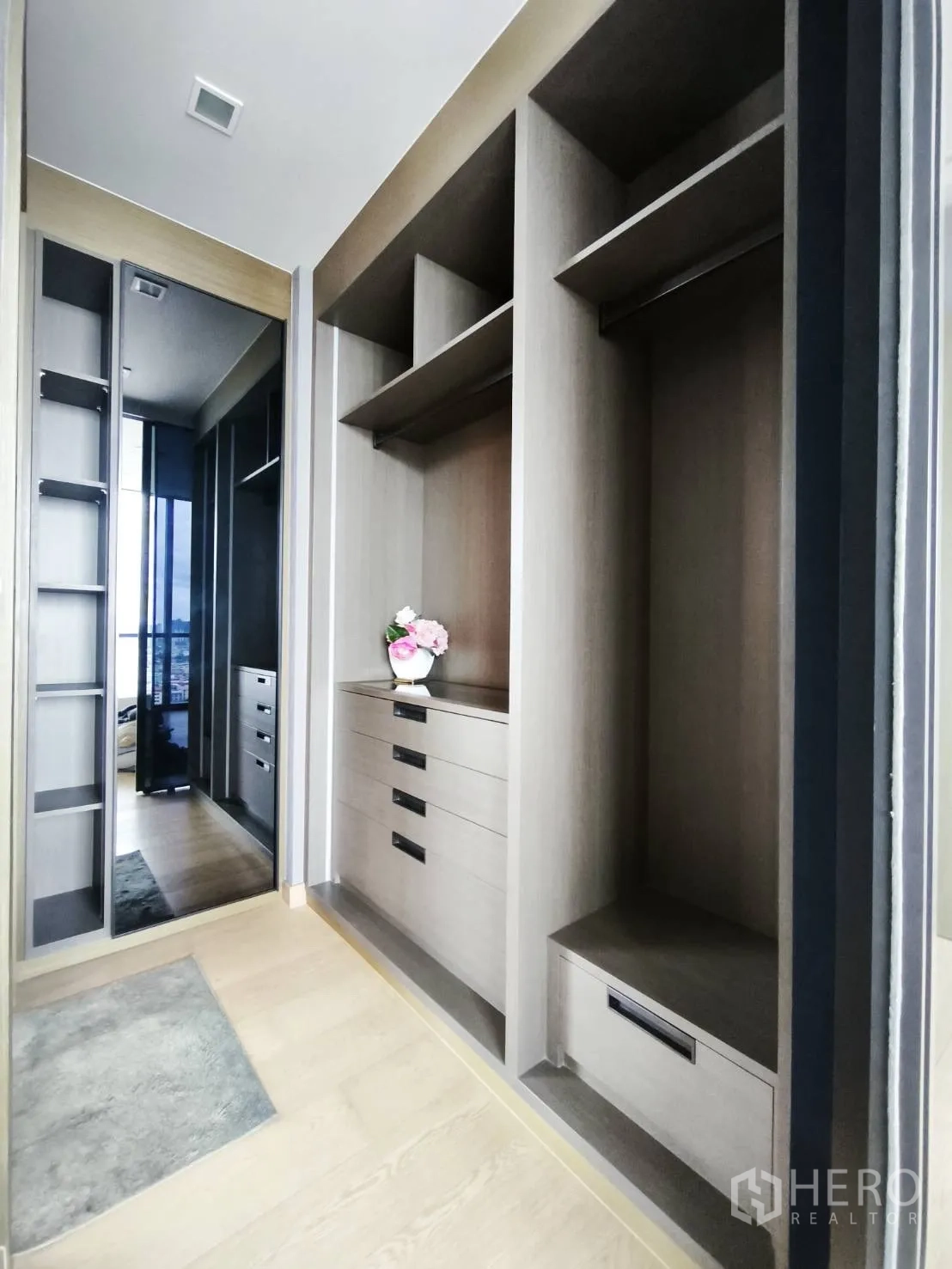 Condominium for rent in Watthana, Bangkok - Walk-in closet with built-in shelves, drawers, and full-height mirror.