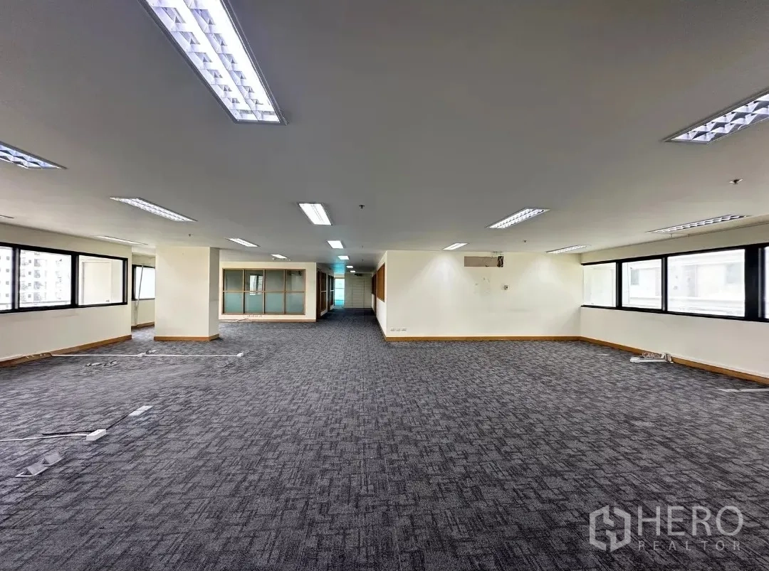 สำนักงาน ให้เช่าในBang Rak, Bangkok - พื้นที่สำนักงานทั้งชั้นกว้าง มีหน้าต่างสองฝั่งและห้องผนังกระจก