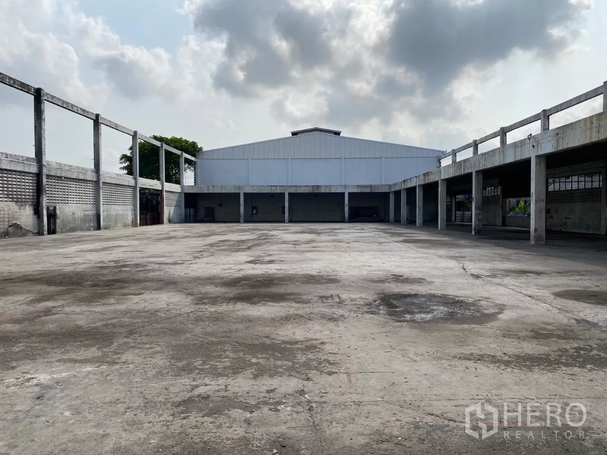 โรงงาน ขายในBang Phli, Samut Prakan - ลานคอนกรีตกลางล้อมด้วยช่องโหลดและโกดังหลังคาเมทัลชีทสีขาว