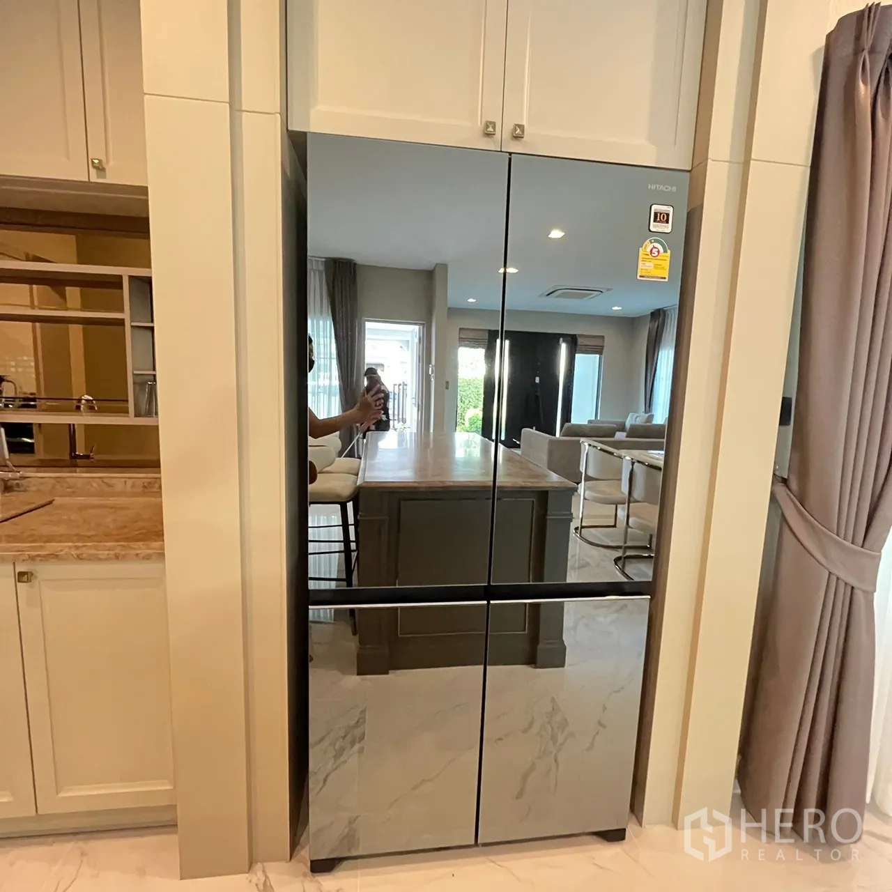 บ้าน ให้เช่าหรือขายในBang Khen, Bangkok - ตู้เย็นสองประตูแบบเงา ติดตั้งในตู้บิลท์อิน