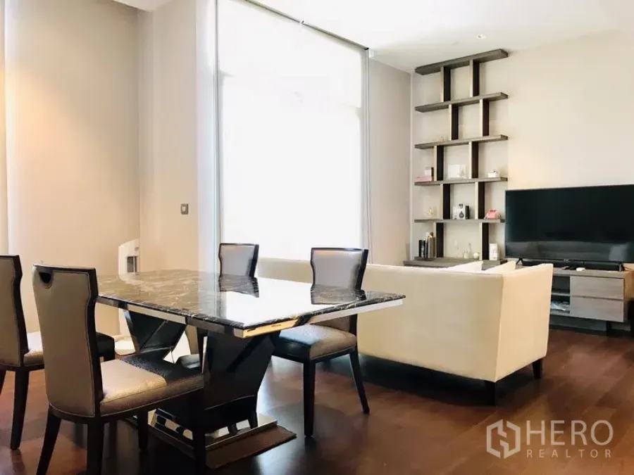 คอนโด ให้เช่าหรือขายในWatthana, Bangkok - พื้นที่นั่งเล่นและรับประทานอาหารสว่าง โปร่ง โต๊ะหินอ่อน โซฟา ชั้นวางบิลท์อิน และพื้นไม้เข้ม