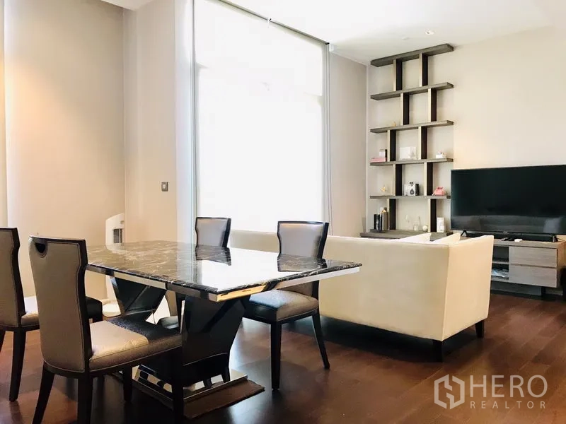 คอนโด ให้เช่าหรือขายในWatthana, Bangkok - พื้นที่นั่งเล่นและรับประทานอาหารสว่าง โปร่ง โต๊ะหินอ่อน โซฟา ชั้นวางบิลท์อิน และพื้นไม้เข้ม