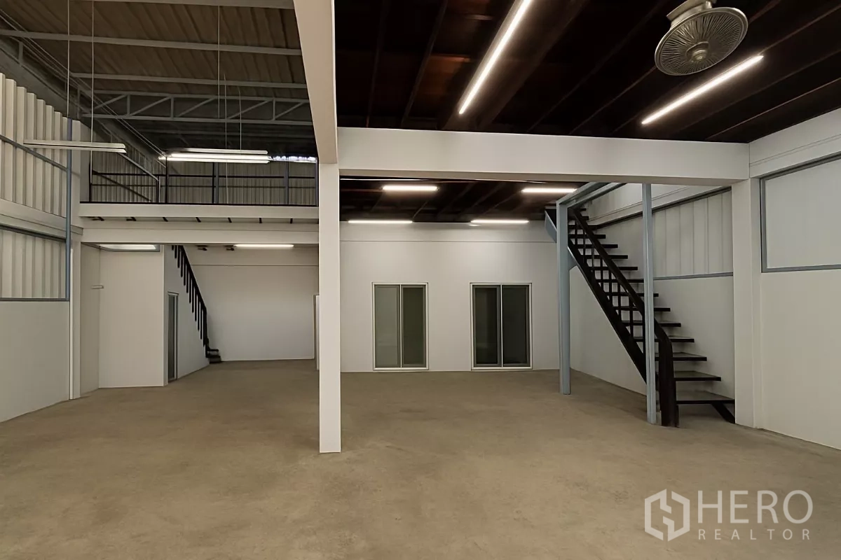 คลังสินค้า ให้เช่าหรือขายในKhlong San, Bangkok - พื้นที่โกดังโล่ง พื้นคอนกรีต บันไดขึ้นชั้นลอย และห้องสำนักงานกระจก