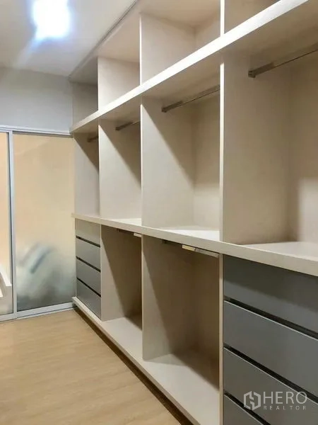 Home Office for rent or sale in Pak Kret, Nonthaburi - Walk-in closet with open shelving, drawers and a sliding door.