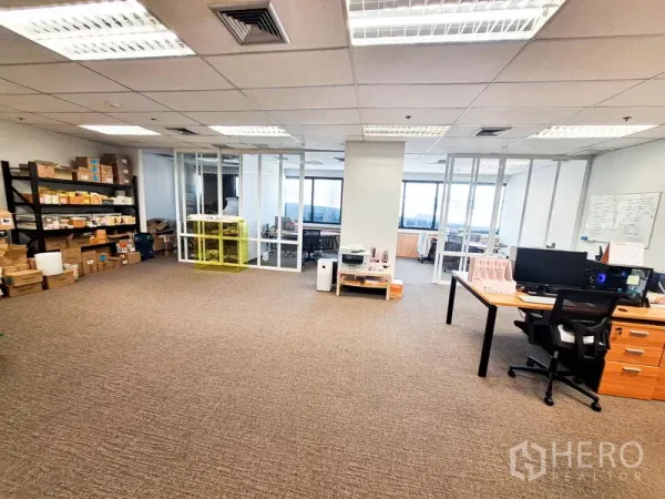 办公空间 出租在Bang Na, Bangkok - 大型办公室，设有货架与打印设备，玻璃会议室与窗外城市景观。