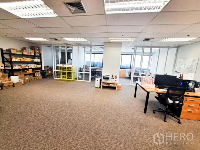 办公空间 出租在Bang Na, Bangkok - 大型办公室，设有货架与打印设备，玻璃会议室与窗外城市景观。