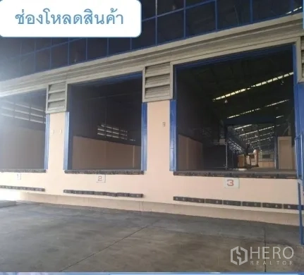 货栈 出租在Mueang Pathum Thani, Pathum Thani - 多个货车装卸月台，抬高式平台和蓝色卷帘