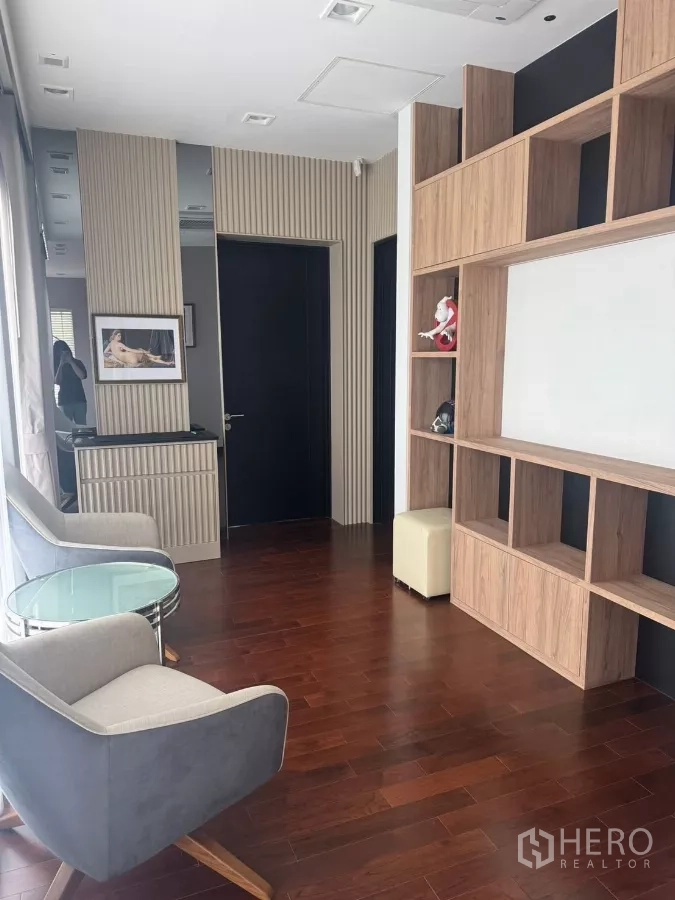 บ้าน ให้เช่าในLat Krabang, Bangkok - มุมนั่งเล่นเก้าอี้สองตัว โต๊ะกระจกกลม พื้นไม้เงางาม