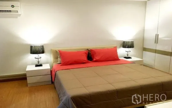 อพาร์ทเมนท์ ให้เช่าในKhlong Toei, Bangkok - ห้องนอนหลัก เตียงคิงไซซ์ ตู้เสื้อผ้าบิวท์อิน และโคมไฟหัวเตียง