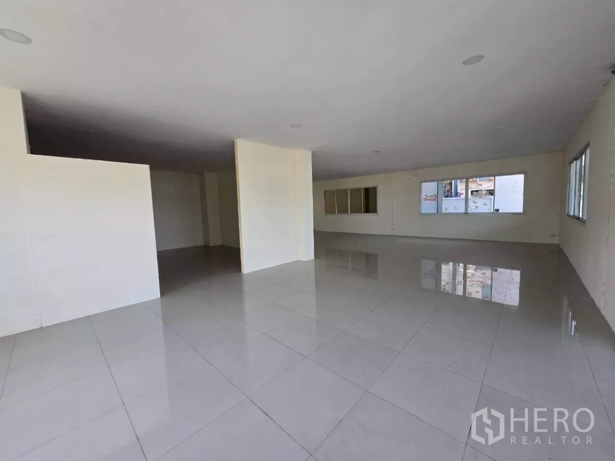 โรงงาน ให้เช่าหรือขายในMueang Samut Sakhon, Samut Sakhon - ออฟฟิศโปร่งสว่าง พื้นกระเบื้อง ปลั๊กไฟฝังฝ้า และหน้าต่างบานใหญ่