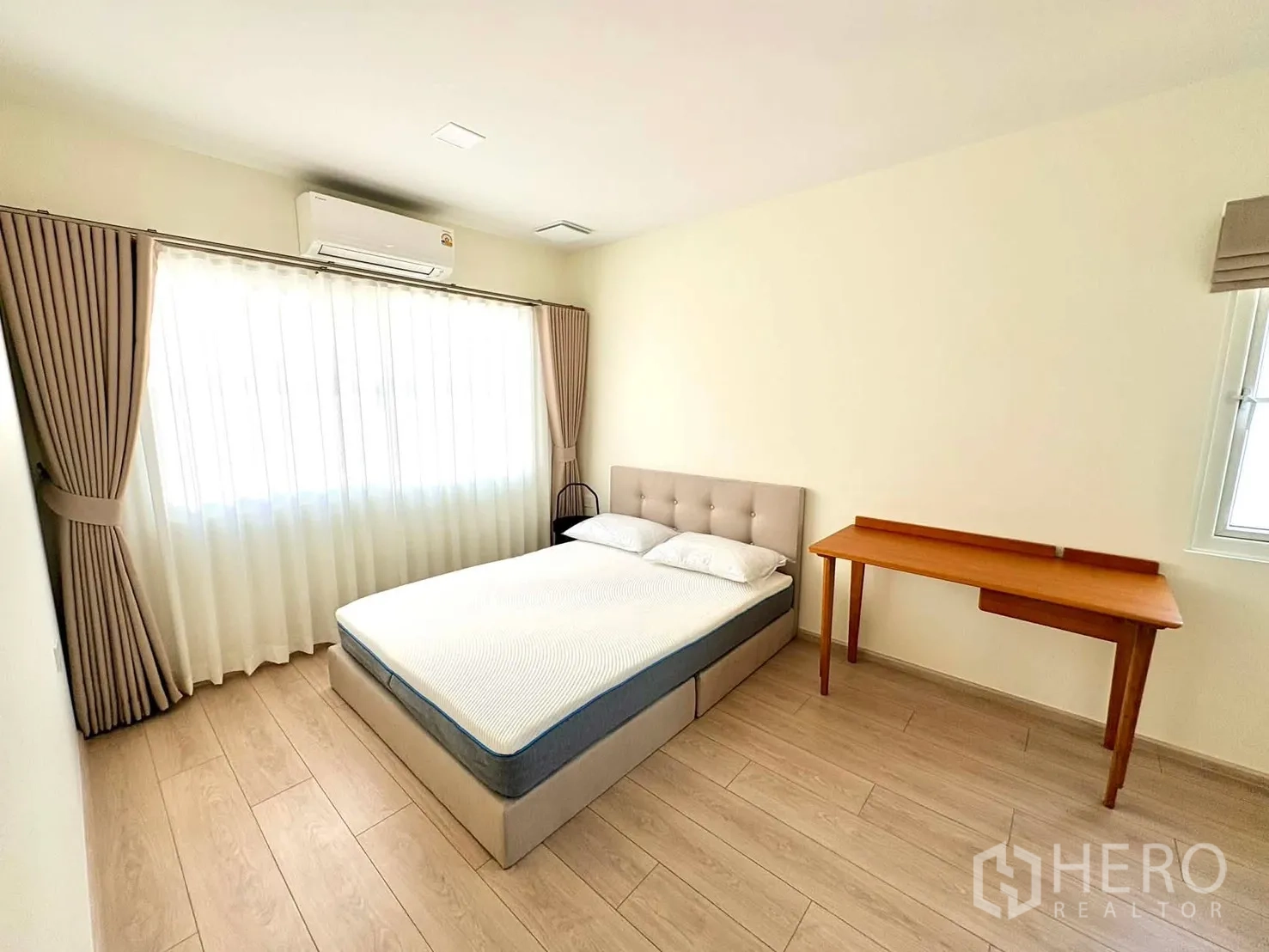 独立式住宅 for rent in Bang Phli, Samut Prakan - 宽大的主卧，软包床、书桌与大窗遮光帘。