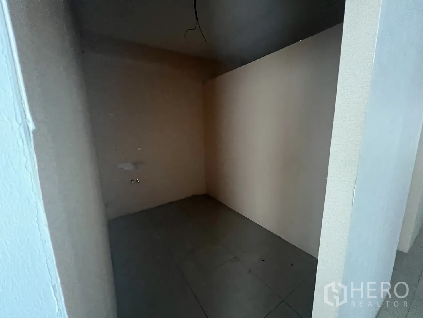 พื้นที่ขายปลีก ให้เช่าในKhlong Toei, Bangkok - ห้องเก็บของผนังเรียบ พื้นกระเบื้องสีเทา