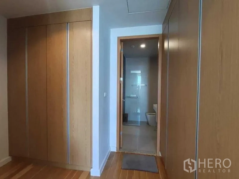 คอนโด ให้เช่าในKhlong Toei, Bangkok - โถงทางเดินมีตู้เสื้อผ้าบิลท์อินสูงชนฝ้า เชื่อมห้องน้ำ