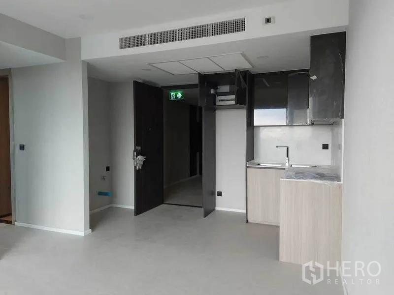 คอนโด ขายในPathum Wan, Bangkok - พื้นที่นั่งเล่นแบบเปิดเชื่อมแพนทรีครัว ตู้บิวต์อิน และประตูทางเข้า โทนสีเรียบ