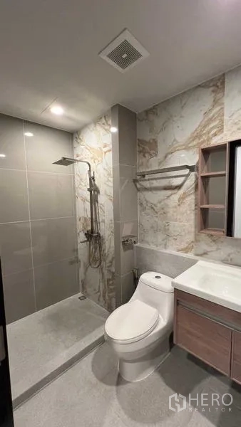 สำนักงานที่บ้าน ให้เช่า - ห้องน้ำสไตล์โมเดิร์น พร้อมส่วนอาบน้ำแบบวอล์กอินและกระเบื้องลายหินอ่อน