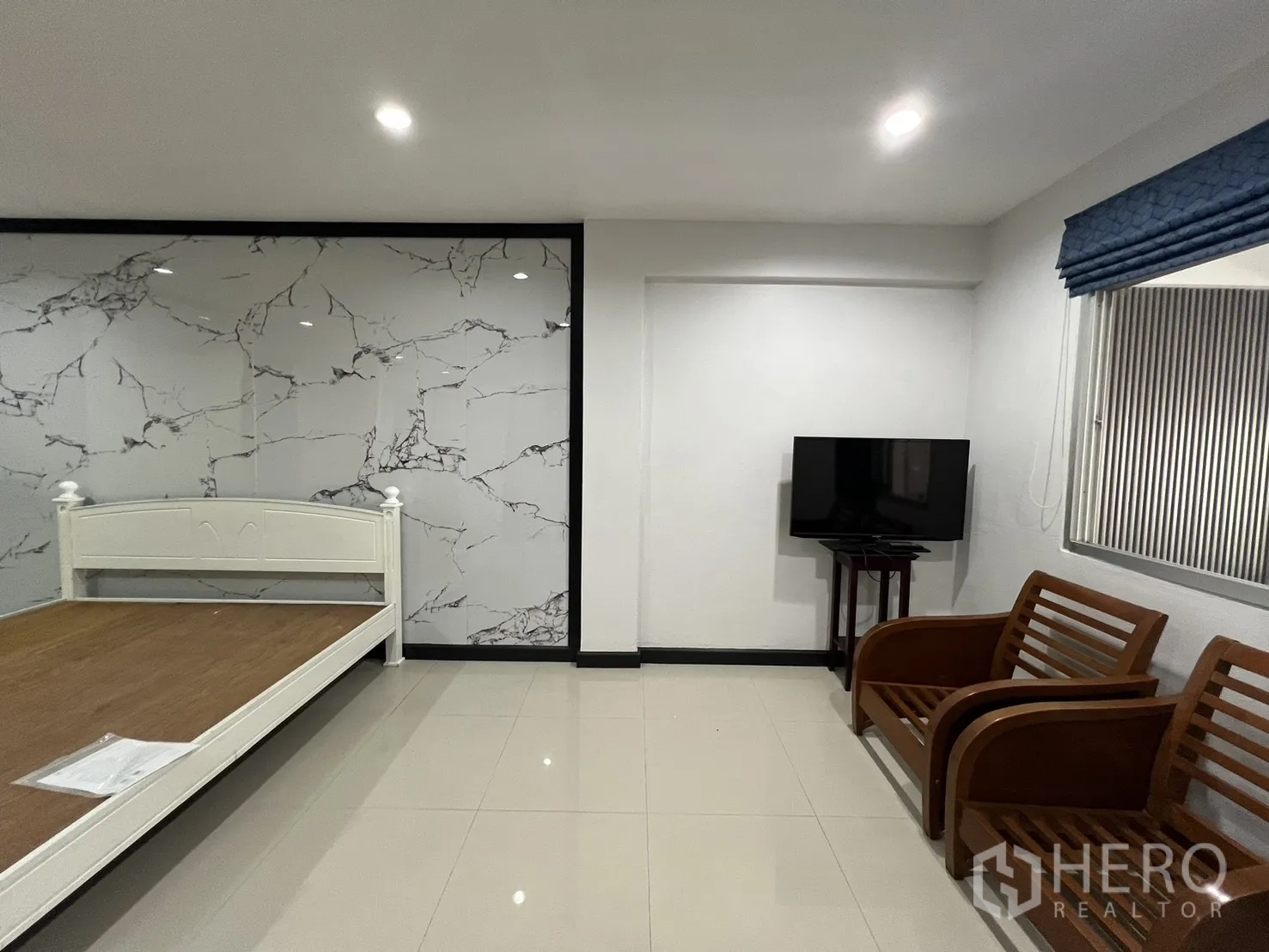 ทาวน์เฮาส์ for rent in Watthana, Bangkok - มุมห้องนอนผนังลายหินอ่อน พร้อมทีวีและเก้าอี้ไม้