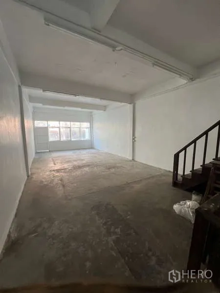 อาคารพาณิชย์ ให้เช่าในWatthana, Bangkok - ด้านหน้าอาคารหลายชั้น มีระเบียงสองชั้นและประตูเหล็กยืดชั้นล่าง