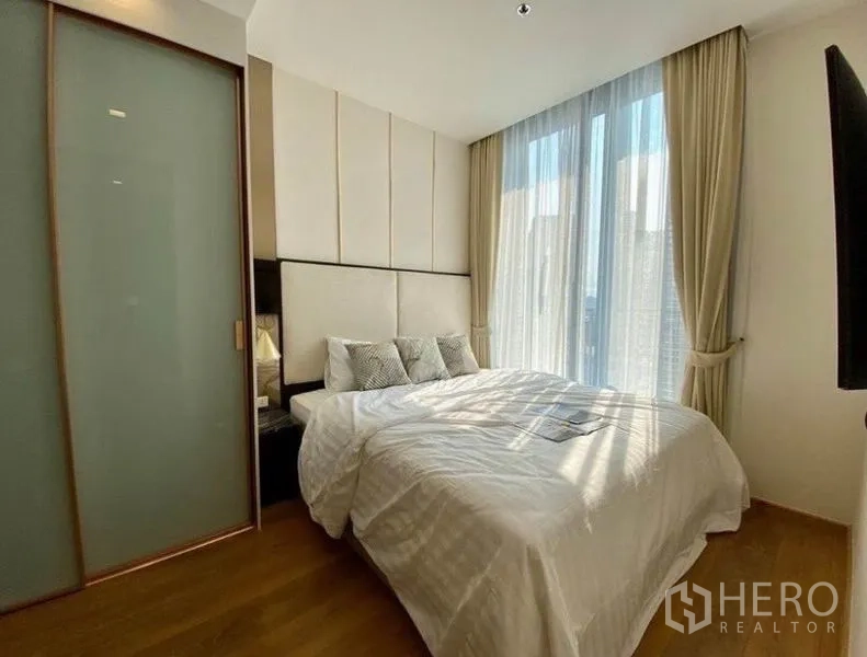 คอนโด ให้เช่าในWatthana, Bangkok - ห้องนอนอบอุ่น หัวเตียงบุผ้า หน้าต่างกระจกเต็มบานรับแสงเมือง