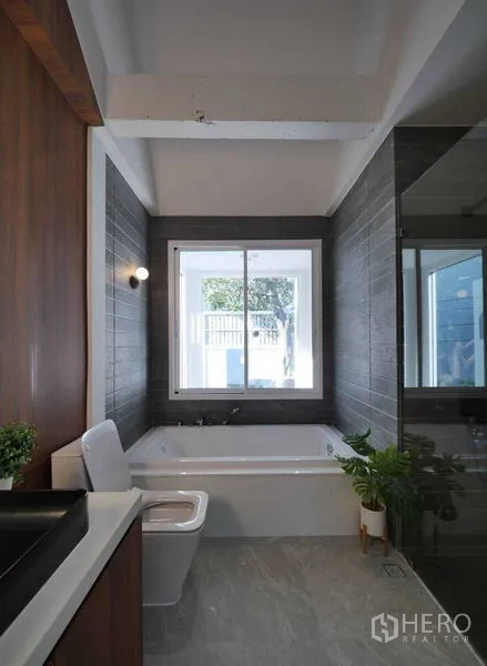 ทาวน์เฮาส์ ให้เช่าในWatthana, Bangkok - ห้องน้ำสมัยใหม่มีอ่างอาบน้ำ กระเบื้องสีเทา หน้าต่างและตู้กระจก