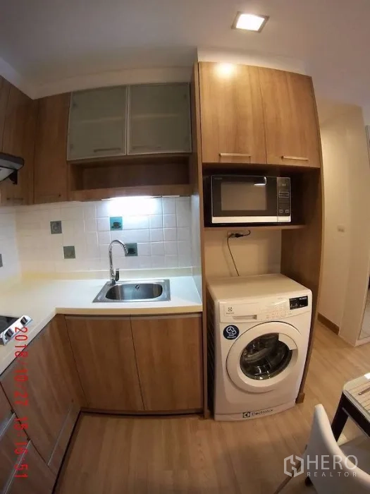 คอนโด ให้เช่าในWatthana, Bangkok - ครัวบิวท์อินกะทัดรัด ตู้ไม้ อ่างล้างจาน ไมโครเวฟ และเครื่องซักผ้า