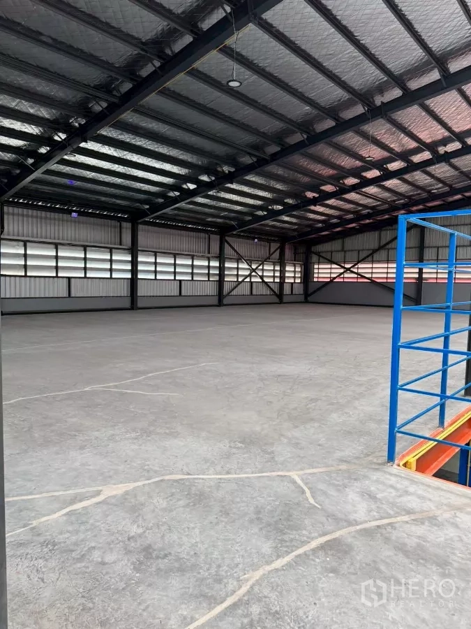 货栈 出租在Krathum Baen, Samut Sakhon - 空旷夹层空间，隔热屋顶与采光板