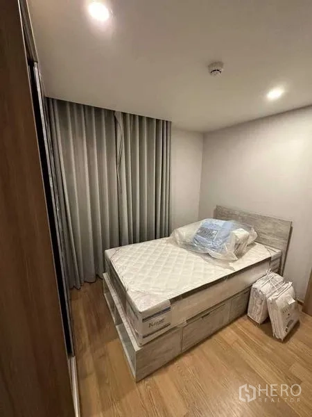 公寓 出租在Pathum Wan, Bangkok - 次卧带储物床箱与落地窗帘