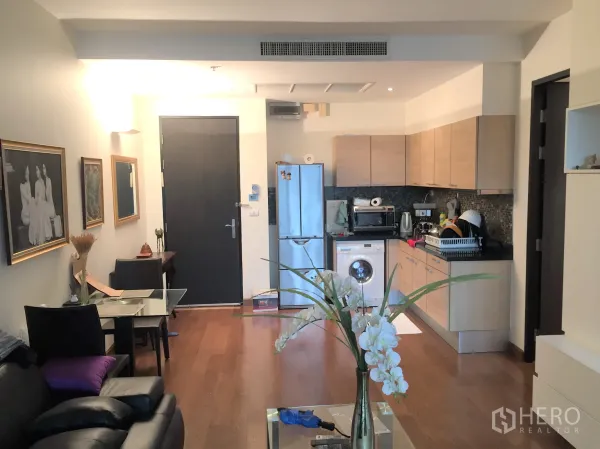 คอนโด ขายในPathum Wan, Bangkok - พื้นที่นั่งเล่นแบบเปิดเชื่อมครัว พื้นไม้ และตู้บิลท์อิน