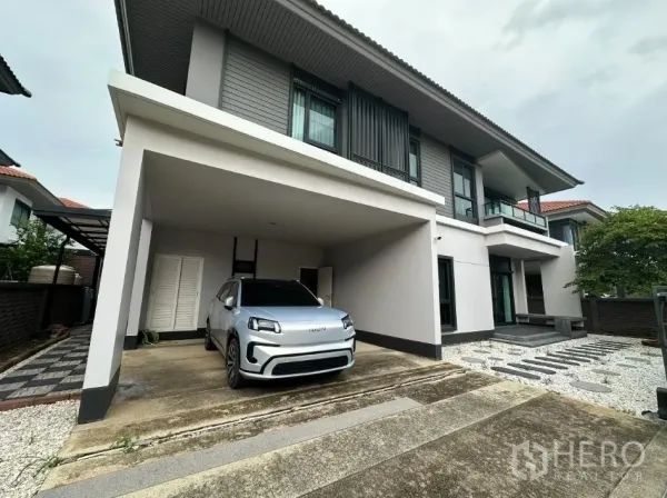 บ้าน ให้เช่าในLam Luk Ka, Pathum Thani - โรงจอดรถคู่และทางเข้าบ้านข้างตัวบ้านสมัยใหม่