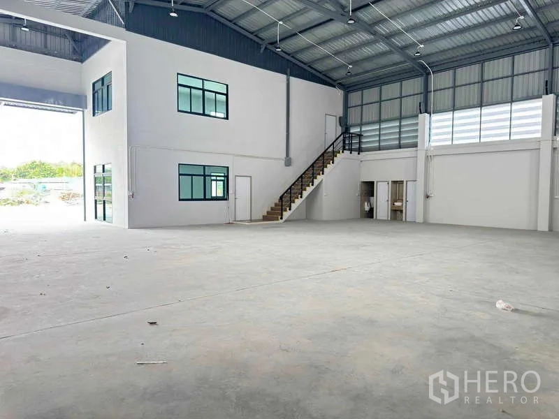 คลังสินค้า ให้เช่าในMueang Rayong, Rayong - โถงโกดังกว้างไร้เสากลาง พร้อมบล็อกสำนักงานชั้นลอยและไฟไฮเบย์